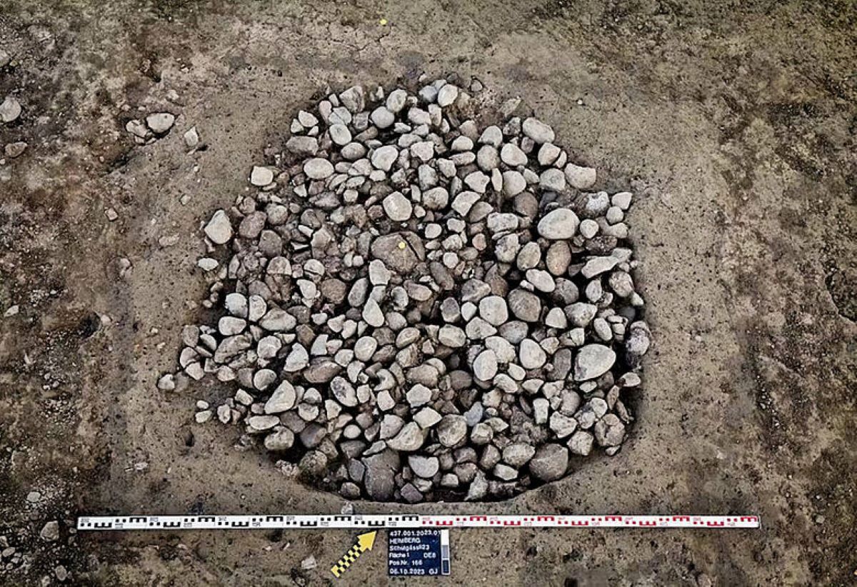 Ένας από τους δύο λάκκους με πέτρες που βρέθηκαν στην ανασκαφή.
