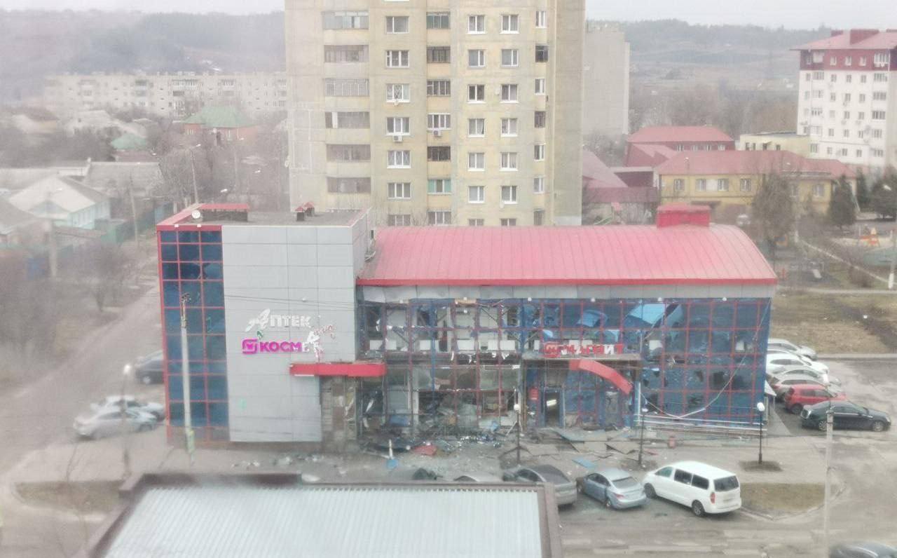 Ρωσία: Αεροπορικοί βομβαρδισμοί σε εμπορικό και αθλητικό κέντρο κοντά στα σύνορα με την Ουκρανία – 5 νεκροί και 18 τραυματίες