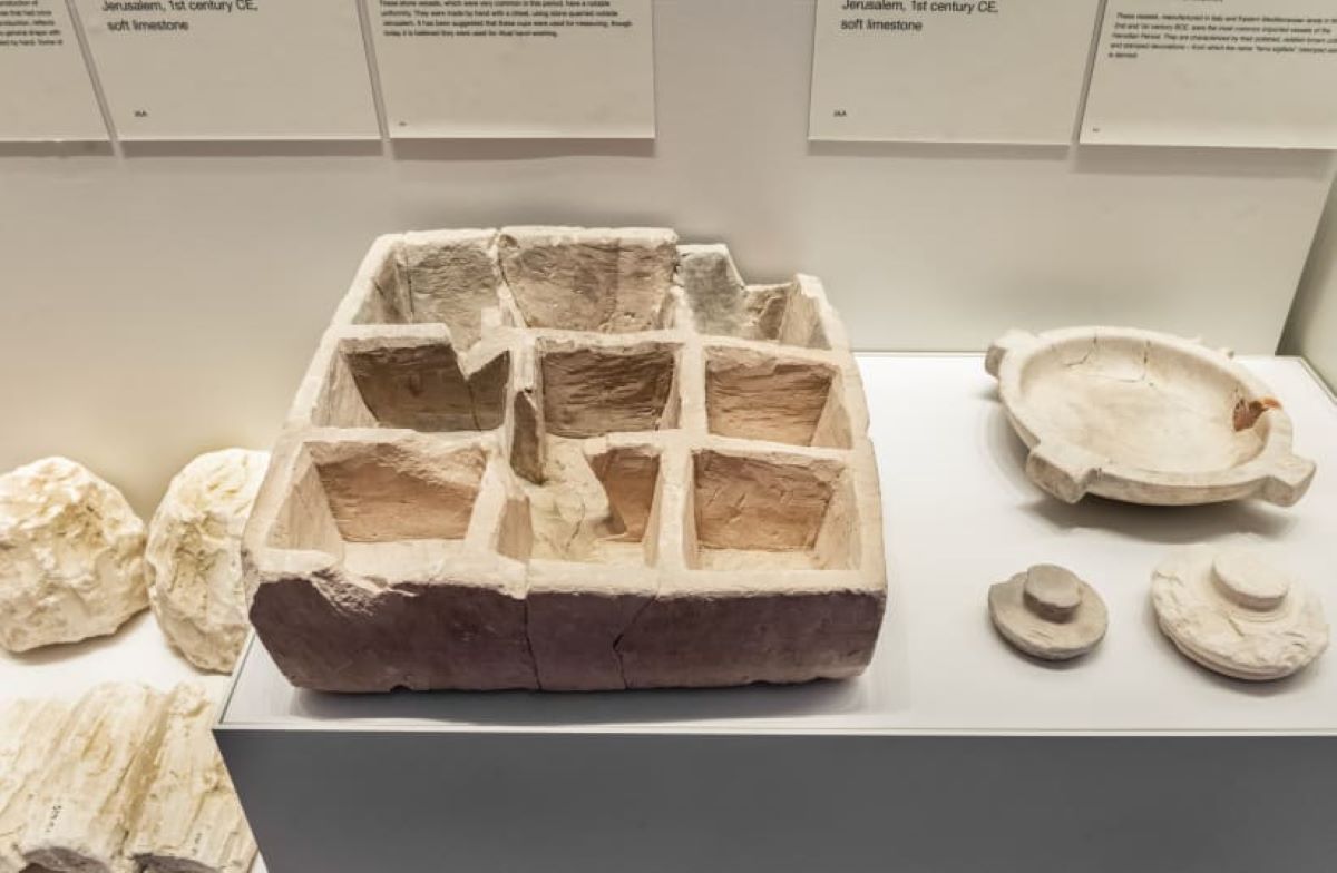 Το μυστηριώδες κουτί εκτίθεται στην αρχαιολογική έκθεση του Μουσείου του Ισραήλ.