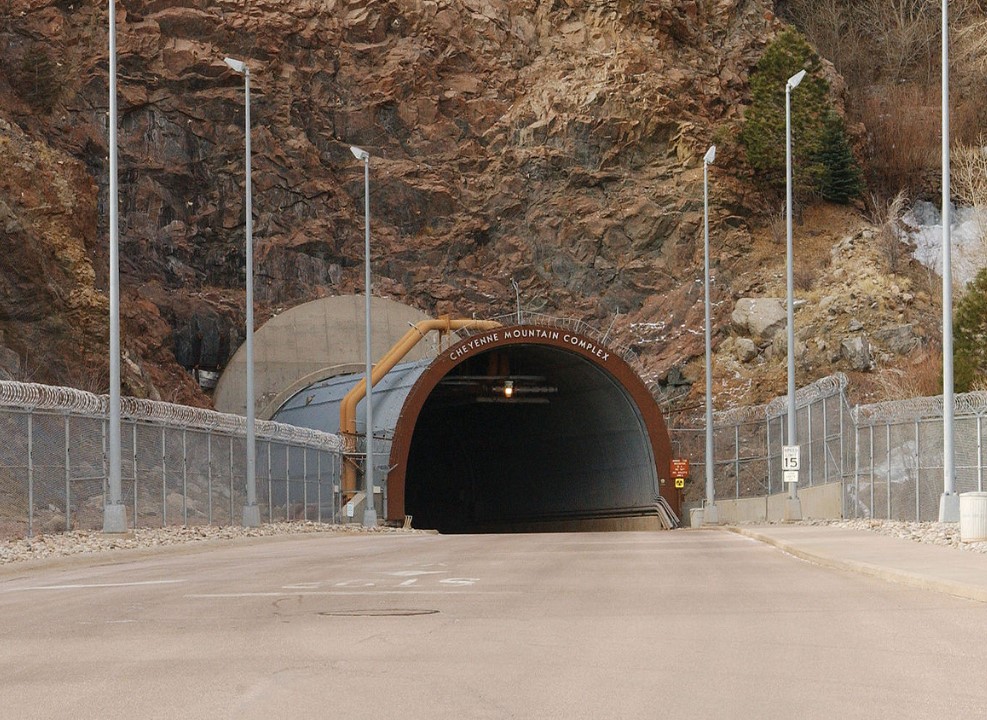 Η είσοδος στο βουνό και το κτίριο του Cheyenne Mountain Complex στο Κολοράντο των ΗΠΑ.