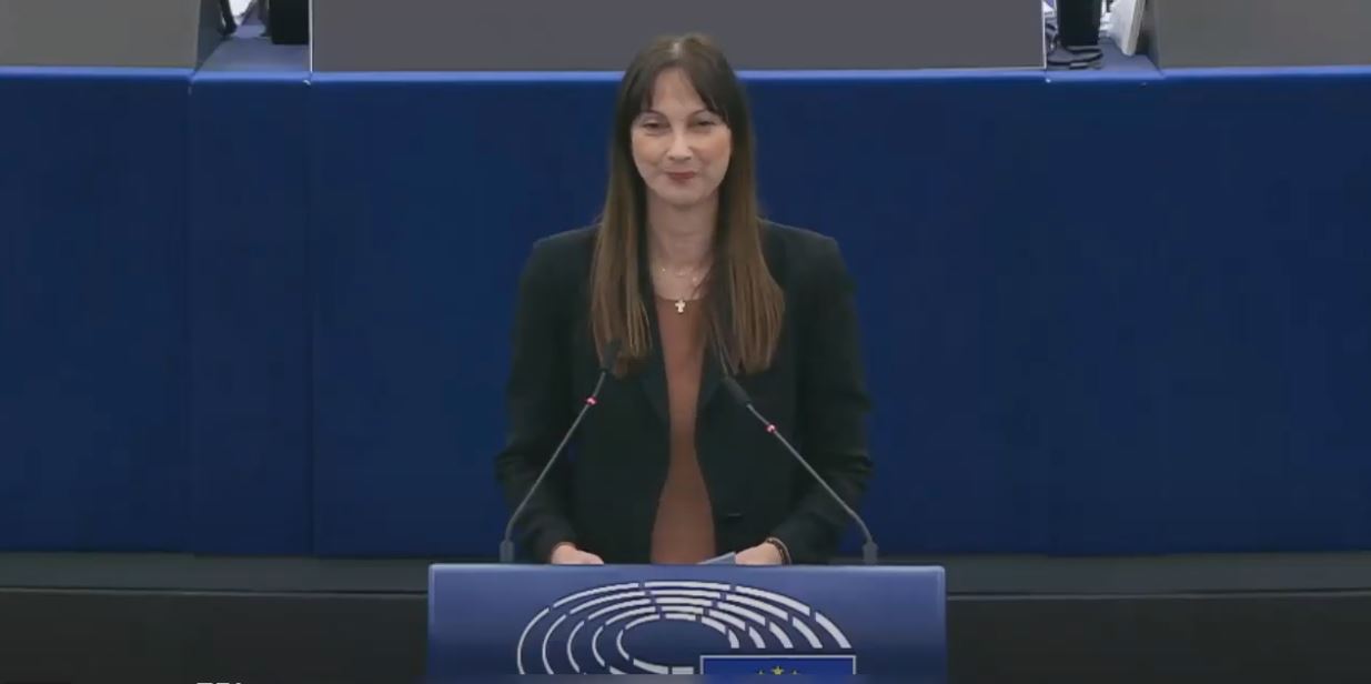 Έλενα Κουντουρά στην Ολομέλεια: H επιβολή διασυνοριακών ποινών στην οδήγηση βάζει τέλος στην ατιμωρησία σοβαρών παραβάσεων