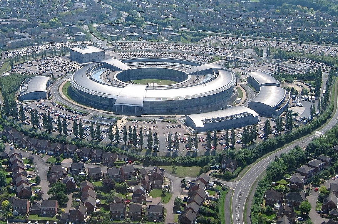 Φωτογραφία από ψηλά του κτιρίου των Κεντρικών Γραφείων Κυβερνητικών Επικοινωνιών της Βρετανίας, GCHQ.