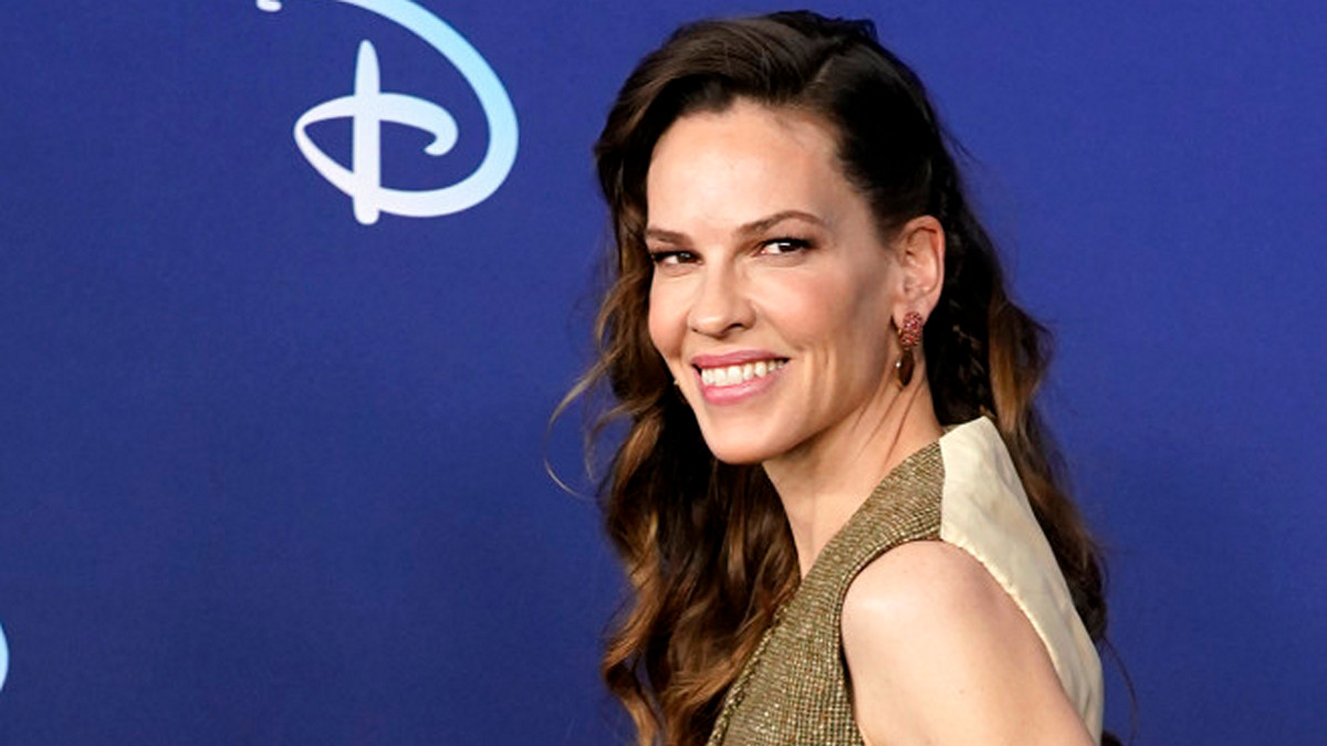 Συγκλονίζει η Χίλαρι Σουάνκ: «Ζούσαμε με τη μητέρα μου μέσα στο αυτοκίνητο»