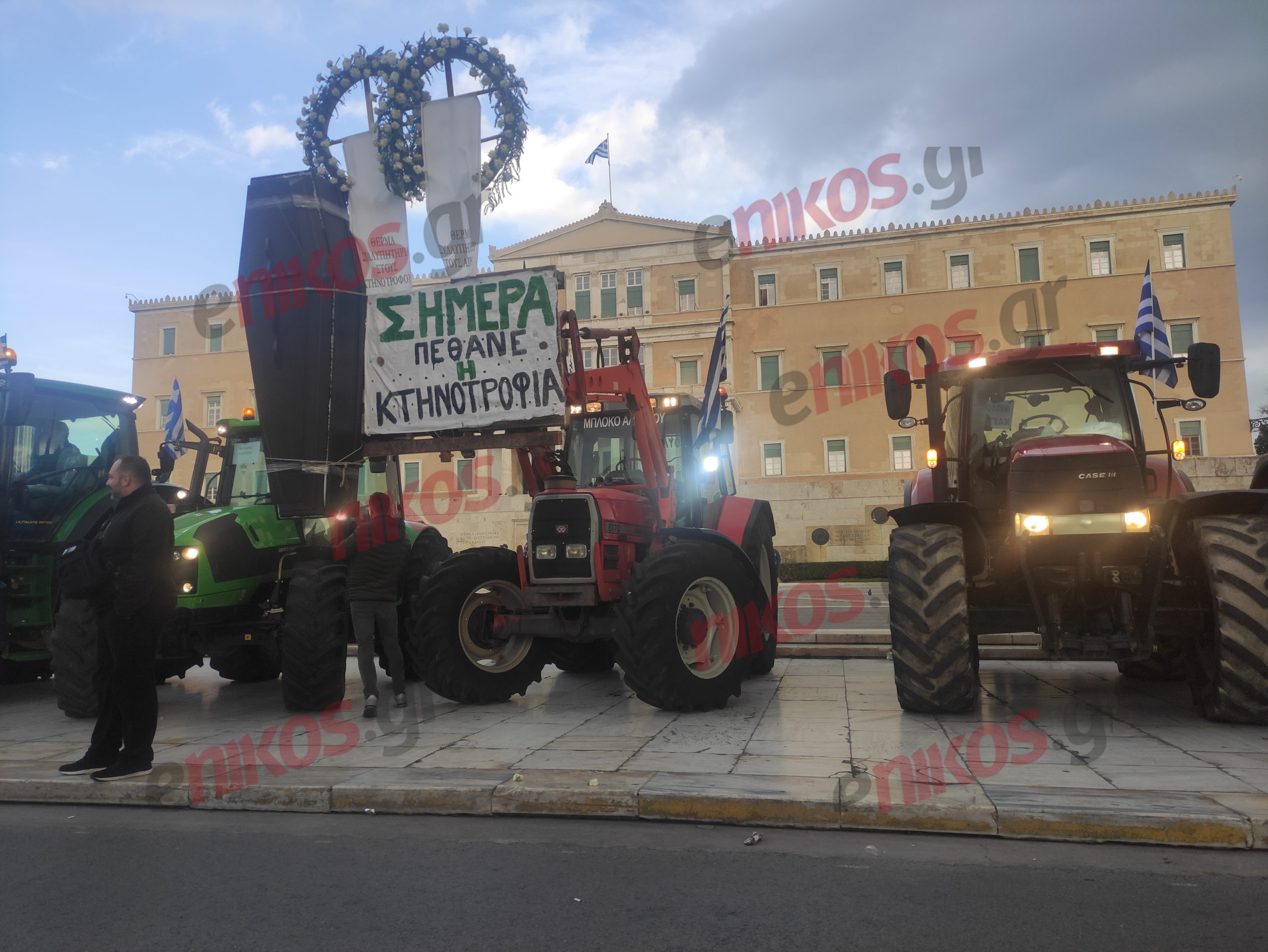 Αγρότες: Το «φέρετρο της κτηνοτροφίας» μπροστά από τη Βουλή – Δεκάδες τρακτέρ παρατεταγμένα – ΦΩΤΟ και ΒΙΝΤΕΟ