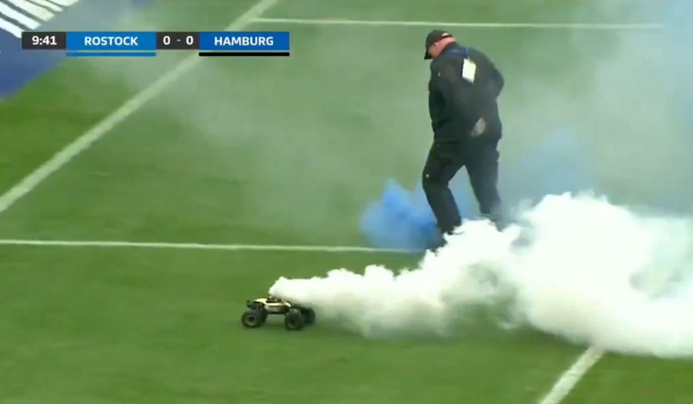 Τηλεκατευθυνόμενα αυτοκινητάκια με καπνογόνα εισέβαλαν στον αγωνιστικό χώρο – Δείτε πώς τα απομάκρυναν