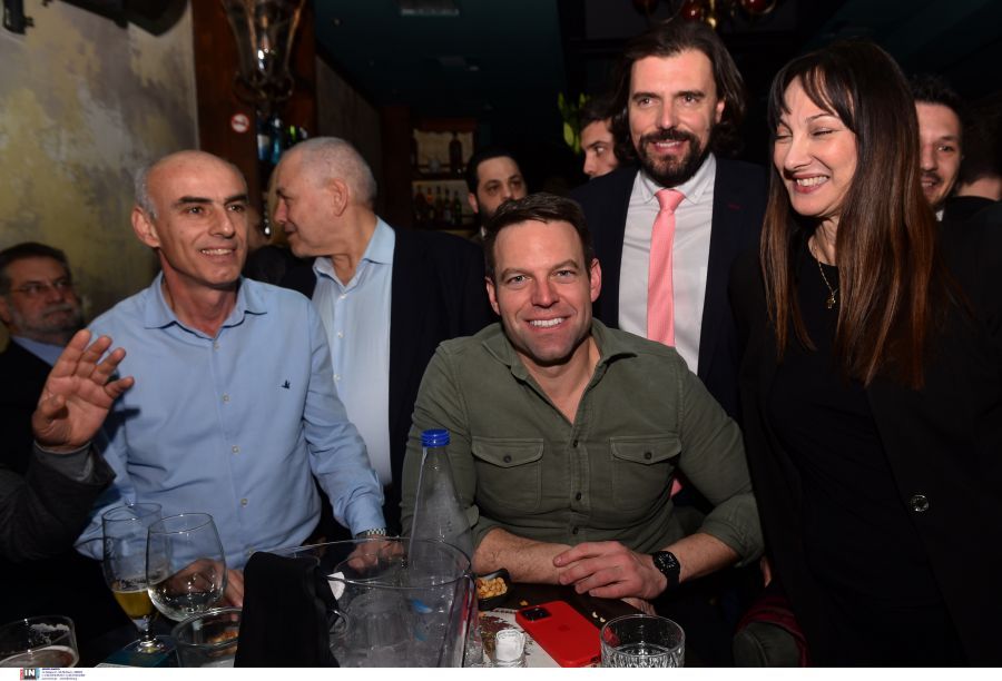 Ο Κασσελάκης για ποτό με βουλευτές και στελέχη του ΣΥΡΙΖΑ σε μπαρ στο κέντρο – ΦΩΤΟ