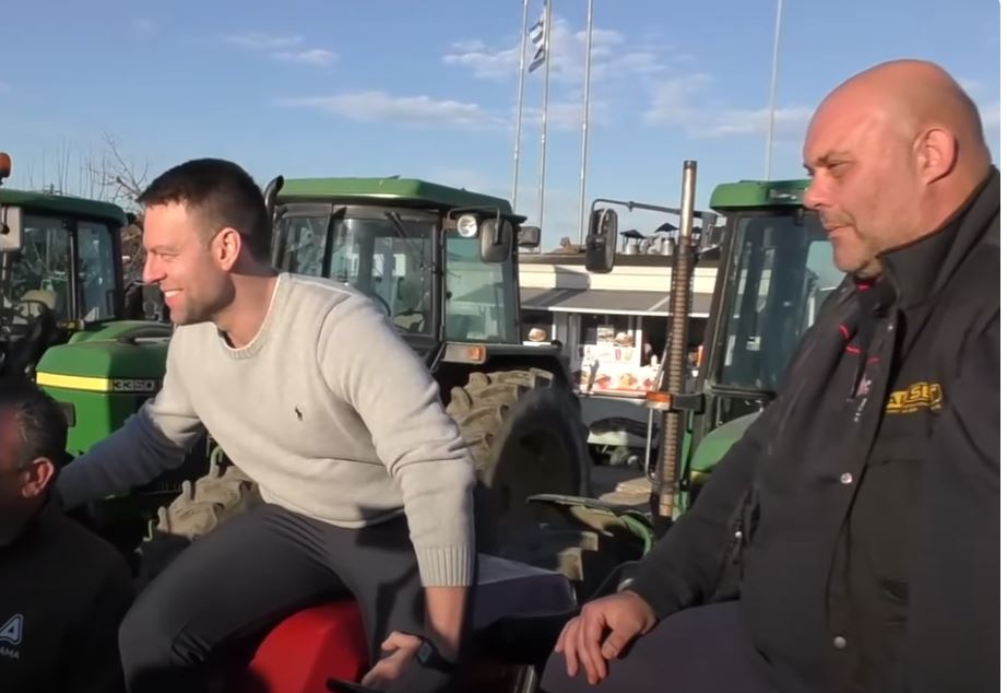 Σε τρακτέρ ανέβηκε ο Στέφανος Κασσελάκης