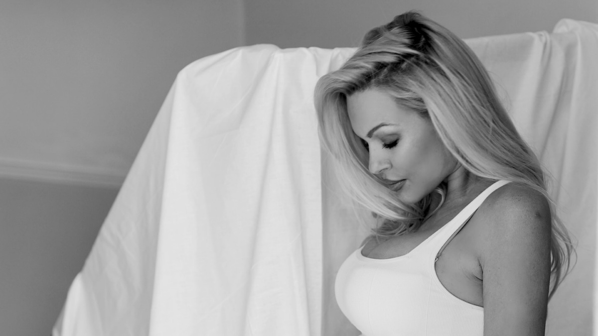 Βίκυ Κάβουρα: Μας δείχνει πόσο έχει φουσκώσει η κοιλιά της, στον 6ο μήνα της εγκυμοσύνης της