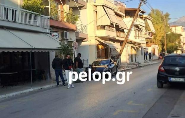 Πάτρα: Αυτοκίνητο ξήλωσε κολώνα της ΔΕΗ – «Κρατιέται» από τα καλώδια – ΦΩΤΟ
