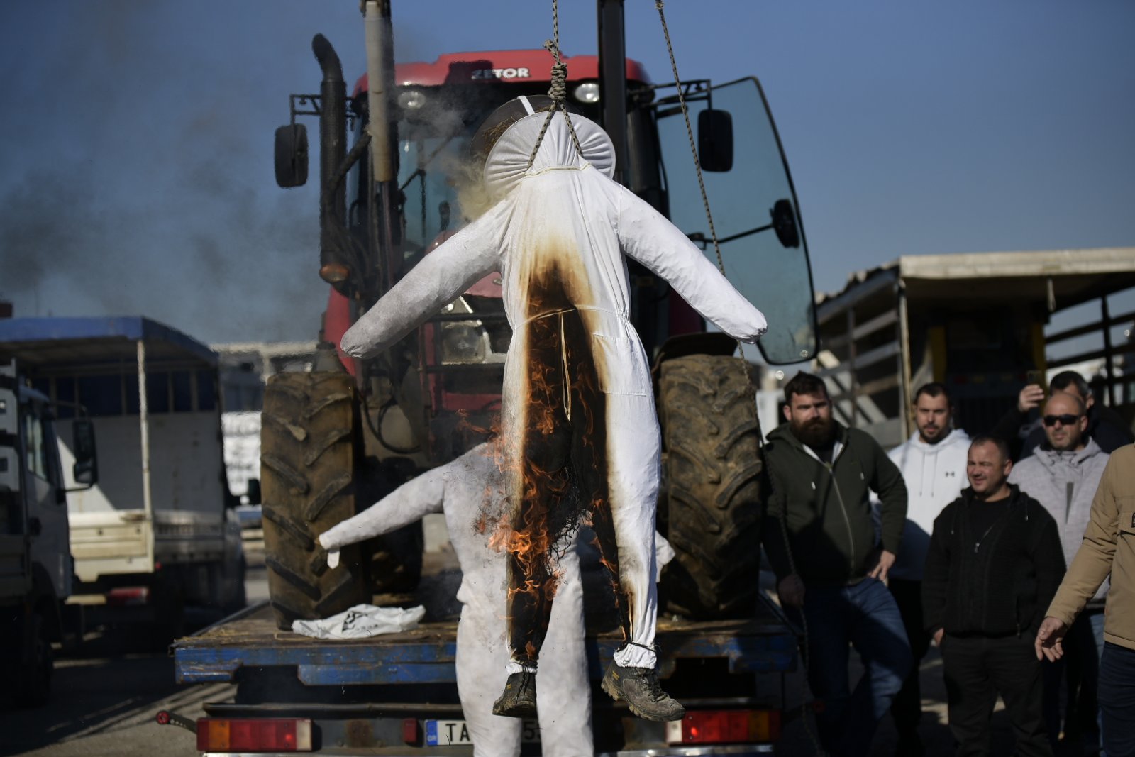 Λάρισα: Στους δρόμους οι μελισσοκόμοι – «Χάθηκαν 17.000 κυψέλες στον νομό μας» – ΦΩΤΟ και ΒΙΝΤΕΟ