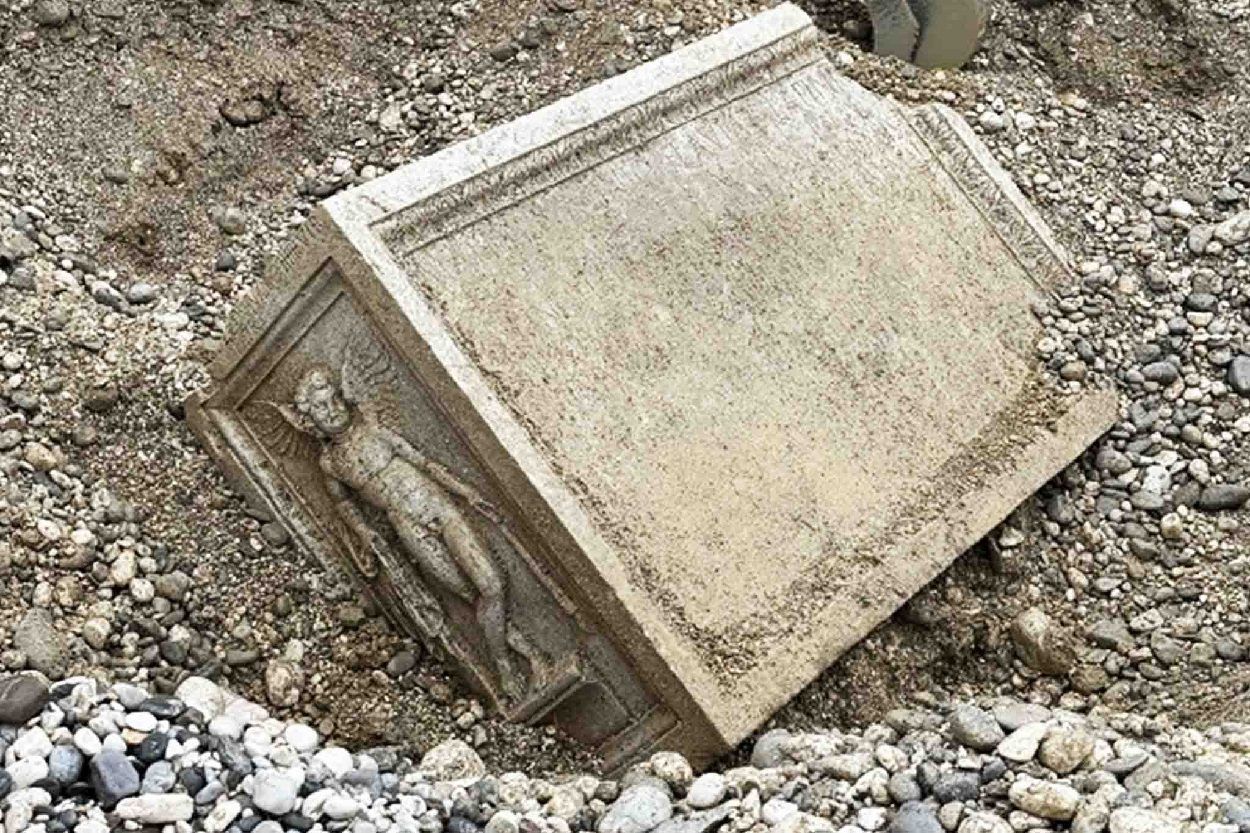 Μυστήριο με «φτερωτό Έρωτα» σε ταφικό βωμό που βρέθηκε θαμμένος σε κοίτη ποταμού - Ο γρίφος με το «λουλούδι παπαρούνας» που κρατά