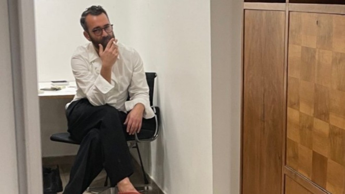 Άγγελος Μπράτης: Ποζάρει με κόκκινα ψηλοτάκουνα πέδιλα – To Insta Story που μοιράστηκε ο Έλληνας σχεδιαστής