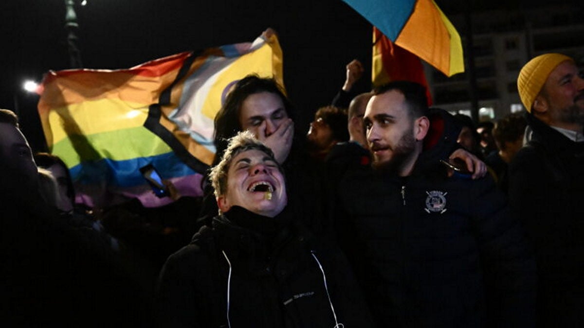 Πρώτο θέμα στον Guardian η ψήφιση του νομοσχεδίου – «Ελλάδα, η πρώτη ορθόδοξη χώρα που νομιμοποιεί τον γάμο ομοφύλων»
