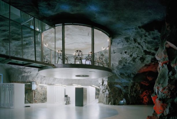 Το εσωτερικό του κτιρίου του Κέντρου Δεδομένων Pionen White Mountain 30 μέτρα μέσα στο έδαφος.