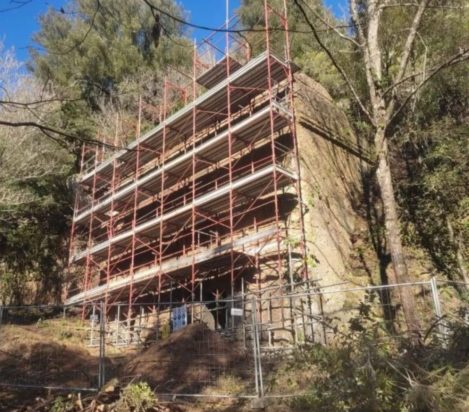 Οι 3 ταφικοί θάλαμοι στον μοναδικό τάφο που έχει και τρεις δωρικές πόρτες λαξευμένες στον βράχο.