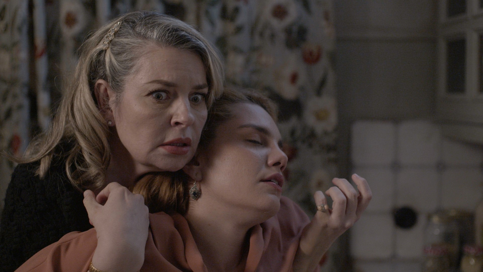 Το προξενιό της Ιουλίας: Η Ιουλία λιποθυμά και η Χάδω γεμίζει υποψίες