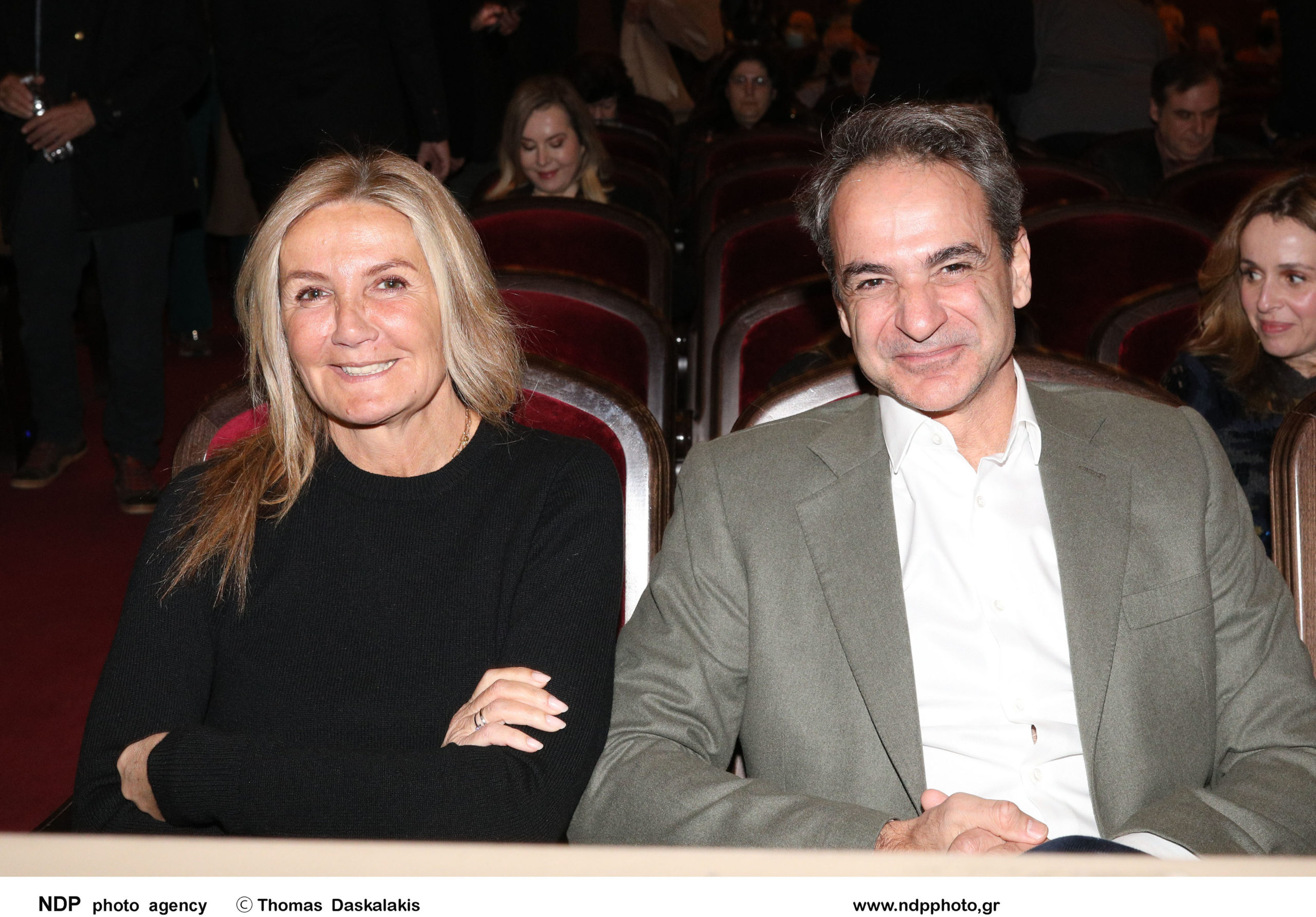 Κυριάκος Μητσοτάκης – Μαρέβα Γκραμπόφσκι – Μητσοτάκη: Παρακολούθησαν παράσταση στο Δημοτικό Θέατρο Πειραιά