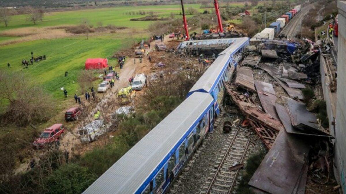 Τραγωδία στα Τέμπη: Τρεις εκρήξεις μετά τη σύγκρουση των τρένων