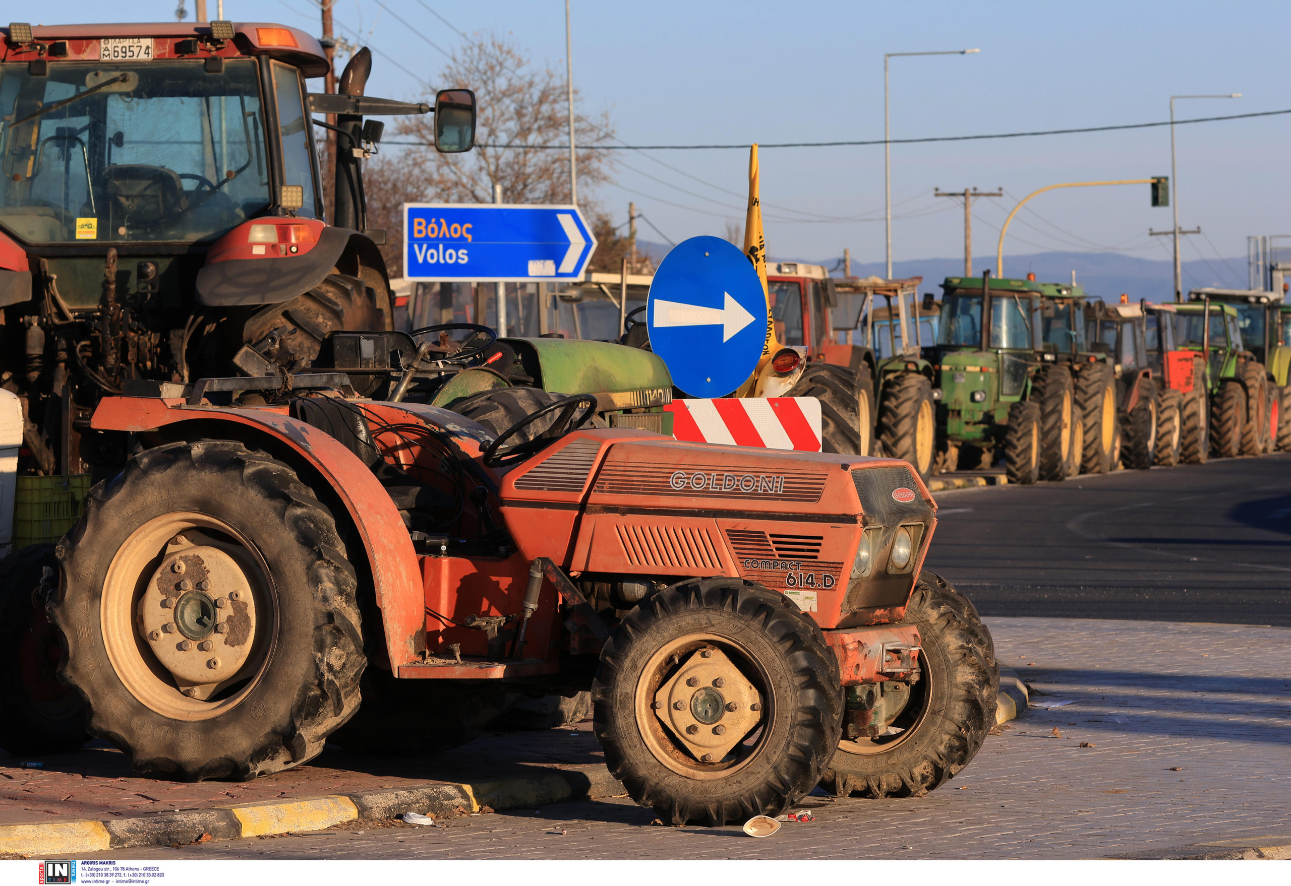 Αγρότες: Παραμένουν στα μπλόκα λίγο πριν από το «ραντεβού» με τον Κυριάκο Μητσοτάκη – Συνεδριάζουν στην Σίνδο για τη σύνθεση της Επιτροπής