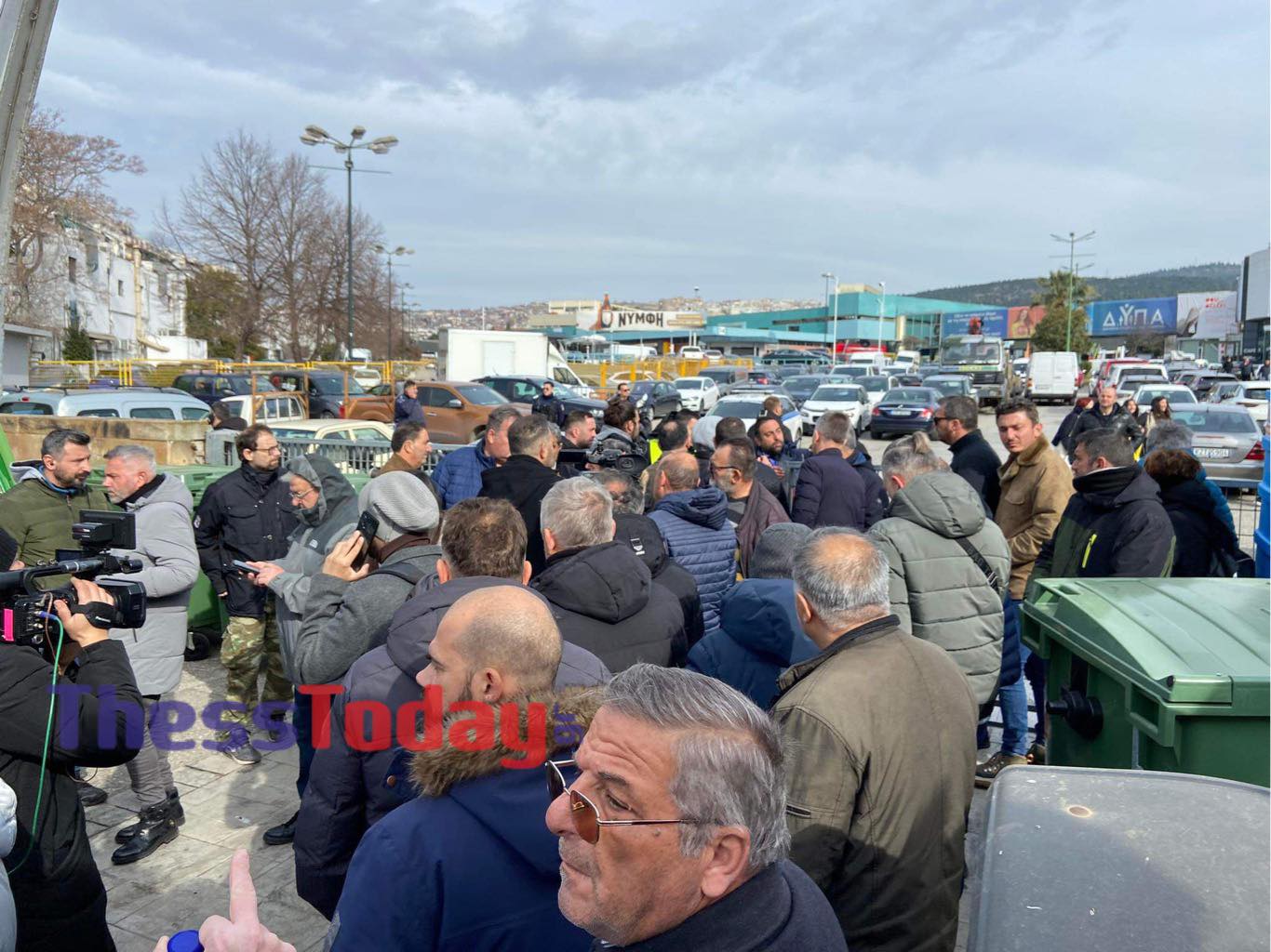 Με αναμμένες τις μηχανές των τρακτέρ οι αγρότες: «Σταγόνα στον ωκεανό των προβλημάτων οι εξαγγελίες Μητσοτάκη»