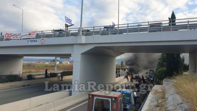 Αταλάντη: Οι αγρότες έκλεισαν την εθνική οδό και άναψαν φωτιές σε λάστιχα