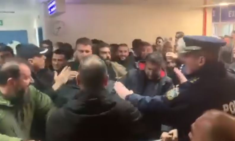 Ένταση με αγρότες στο αεροδρόμιο Αλεξανδρούπολης – Προσπάθησαν να σπάσουν τον αστυνομικό κλοιό – ΒΙΝΤΕΟ