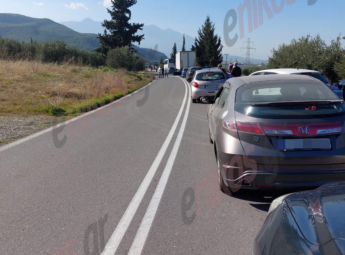 Αγρότες: Άνοιξε η Εθνική Λαμίας-Αθηνών – Εγκλωβισμένοι εκατοντάδες οδηγοί και ουρές χιλιομέτρων – ΦΩΤΟ αναγνώστη και ΒΙΝΤΕΟ