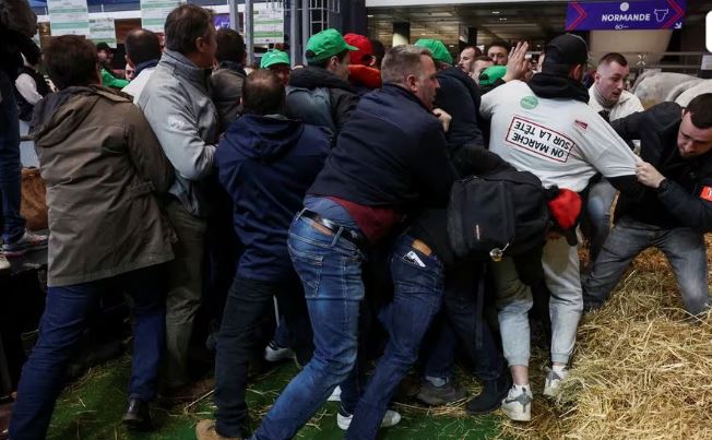 Γαλλία: Αγρότες «εισέβαλαν» στην Αγροτική Έκθεση Παρισιού που βρισκόταν ο Μακρόν – ΒΙΝΤΕΟ
