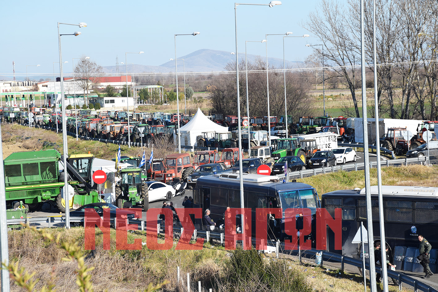 Αγρότες: Βγήκαν με τα τρακτέρ και απέκλεισαν τον Ε-65 στην Καρδίτσα