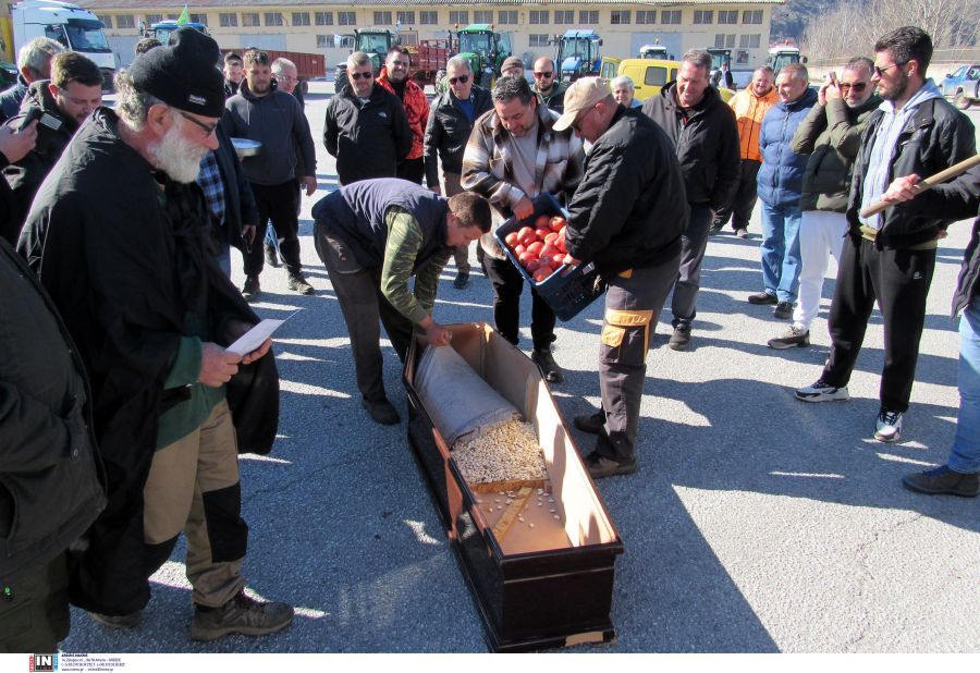 Η «κηδεία της αγροτιάς» τελέστηκε στην Καστοριά – ΦΩΤΟ και ΒΙΝΤΕΟ