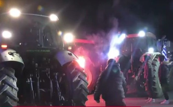 Κιλκίς: Ένταση μεταξύ αγροτών και αστυνομικών στο τελωνείο Ευζώνων – ΒΙΝΤΕΟ