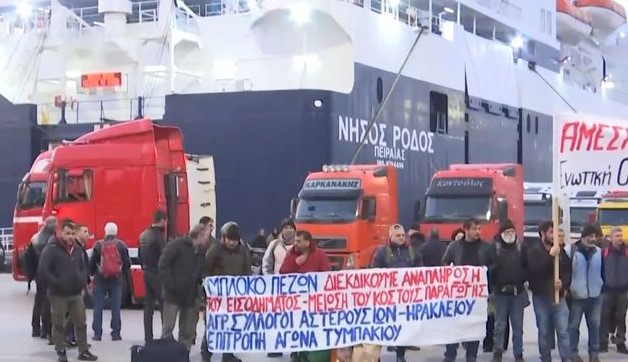 Αγρότες: Έφτασαν στον Πειραιά με πλοία από την Κρήτη – Μπαίνουν στα πούλμαν από το Δερβένι