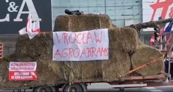 Αγρότες: Μαζική διαδήλωση στην Βαρσοβία – Έφτιαξαν «τανκς» από άχυρα – ΒΙΝΤΕΟ
