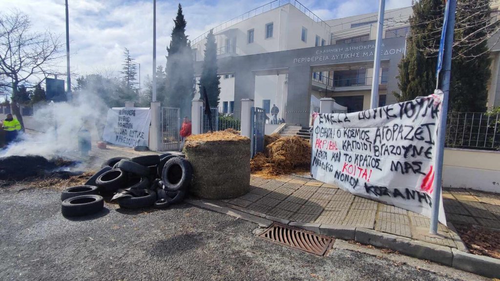 Αγρότες: Με συμβολικό κλείσιμο δρόμων συνεχίζουν τις κινητοποιήσεις – Άχυρα, λάστιχα και φωτιές έξω από την Περιφέρεια Δυτικής Μακεδονίας