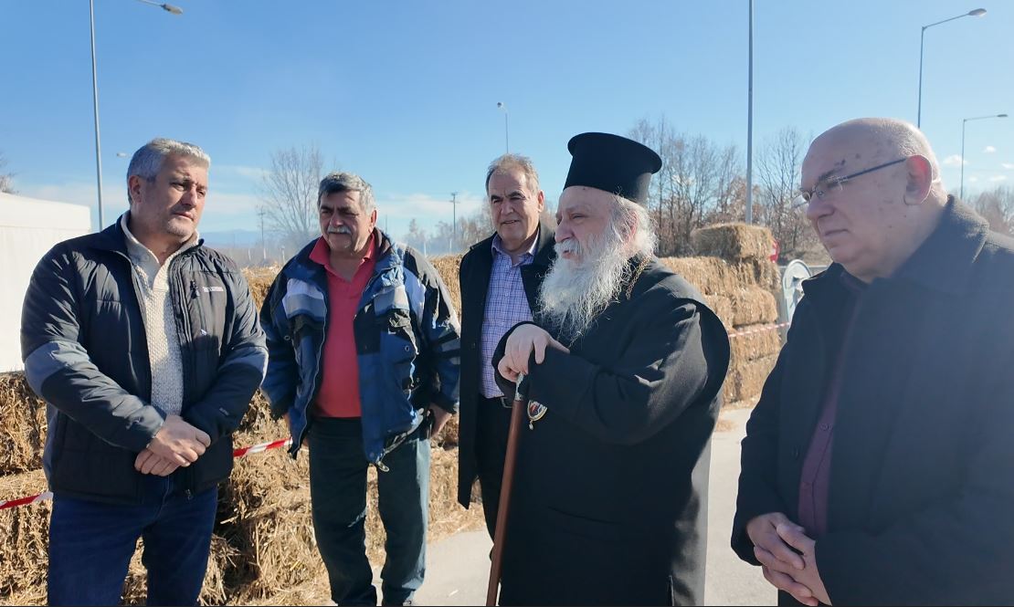 Αγρότες: Συμβολικοί αποκλεισμοί δρόμων στην Δυτική Μακεδονία – Επίσκεψη στα μπλόκα από τον Μητροπολίτη Γρεβενών