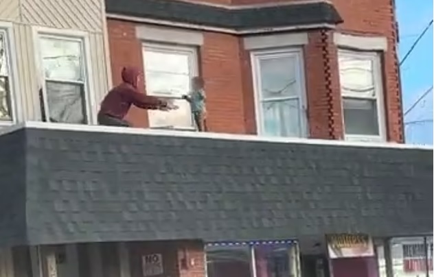 Συγκλονιστικό βίντεο: Περαστικός έσωσε μωρό που περπατούσε στην άκρη ενός μπαλκονιού 