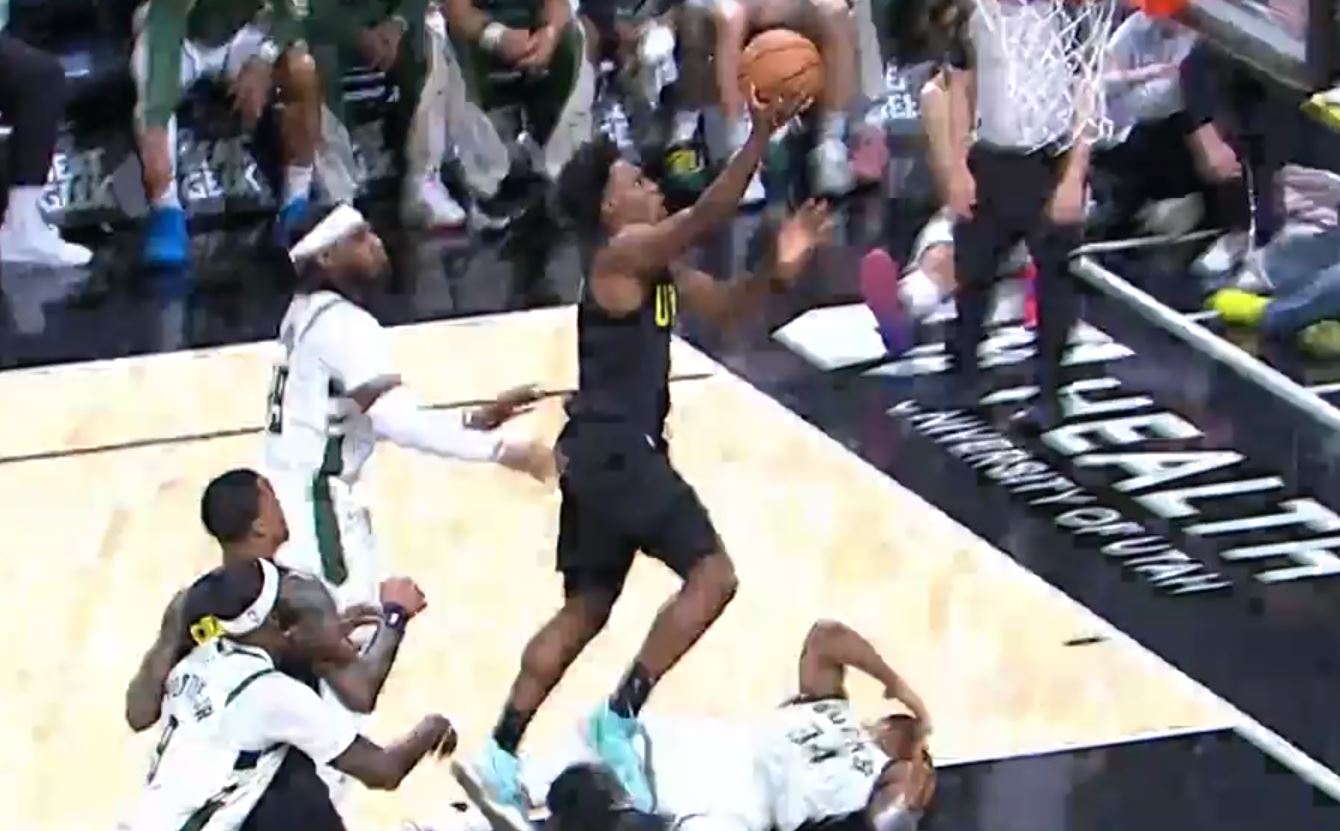 Χαμός με Αντετοκούνμπο: «Άναψαν» τα αίματα στο ματς των Μπακς – Τζαζ  – ΒΙΝΤΕΟ