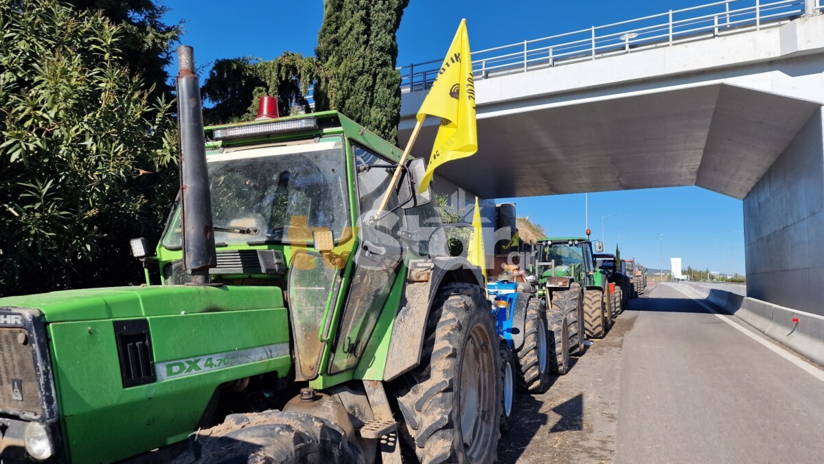 Λαμία: Για 2 ώρες απέκλεισαν οι αγρότες την εθνική οδό στην Αταλάντη – ΦΩΤΟ και ΒΙΝΤΕΟ