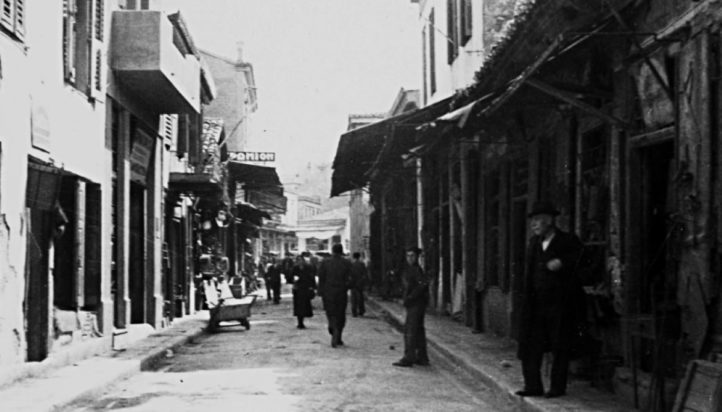 Στην φωτογραφία που ανήκει στο αρχείο Conway Library φαίνεται η οδός Ηφαίστου στο Μοναστηράκι. Η εικόνα έχει τραβηχτεί την δεκαετία του 1930 από άγνωστο φωτογράφο.