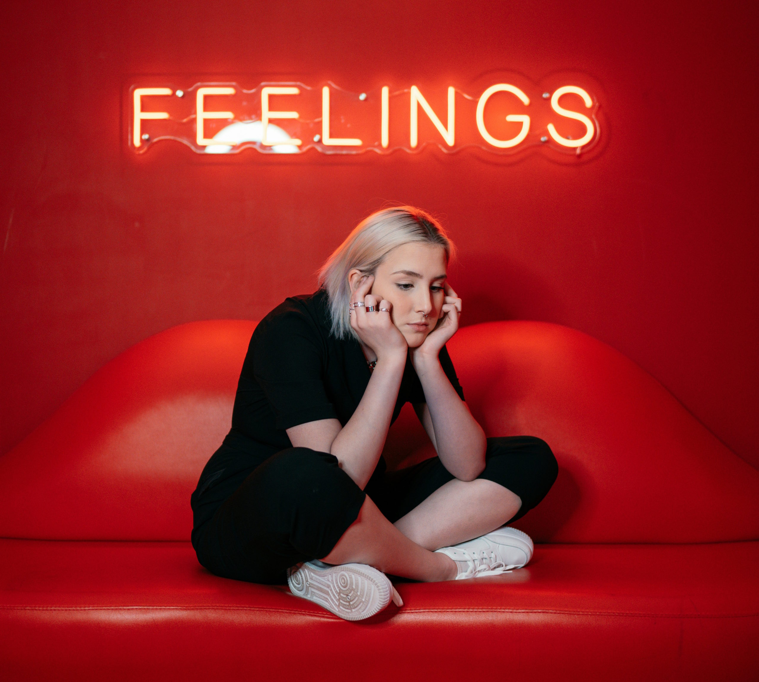 6 σημάδια ότι κάποιος είναι «ειδικός» στο να κρύβει τα αληθινά του συναισθήματα