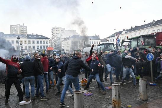 Βρυξέλλες: «Πεδίο μάχης» έξω από το Ευρωκοινοβούλιο – Αγρότες άναψαν φωτιές και εκτόξευσαν πέτρες και αυγά – LIVE