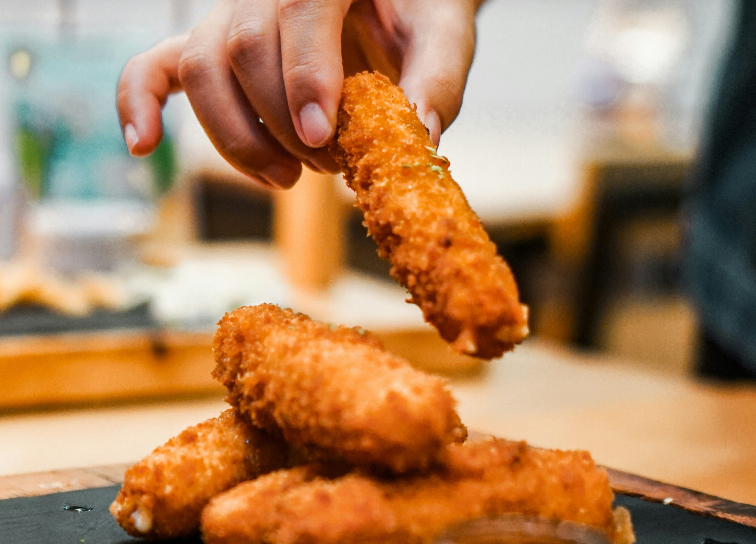 Η καλύτερη συνταγή για λαχταριστά σνίτσελ με μοτσαρέλα και σάλτσα μουστάρδας