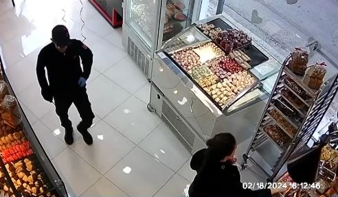 Δάφνη: Καρέ καρέ ληστεία σε φούρνο μέρα μεσημέρι – Την απείλησε με μαχαίρι