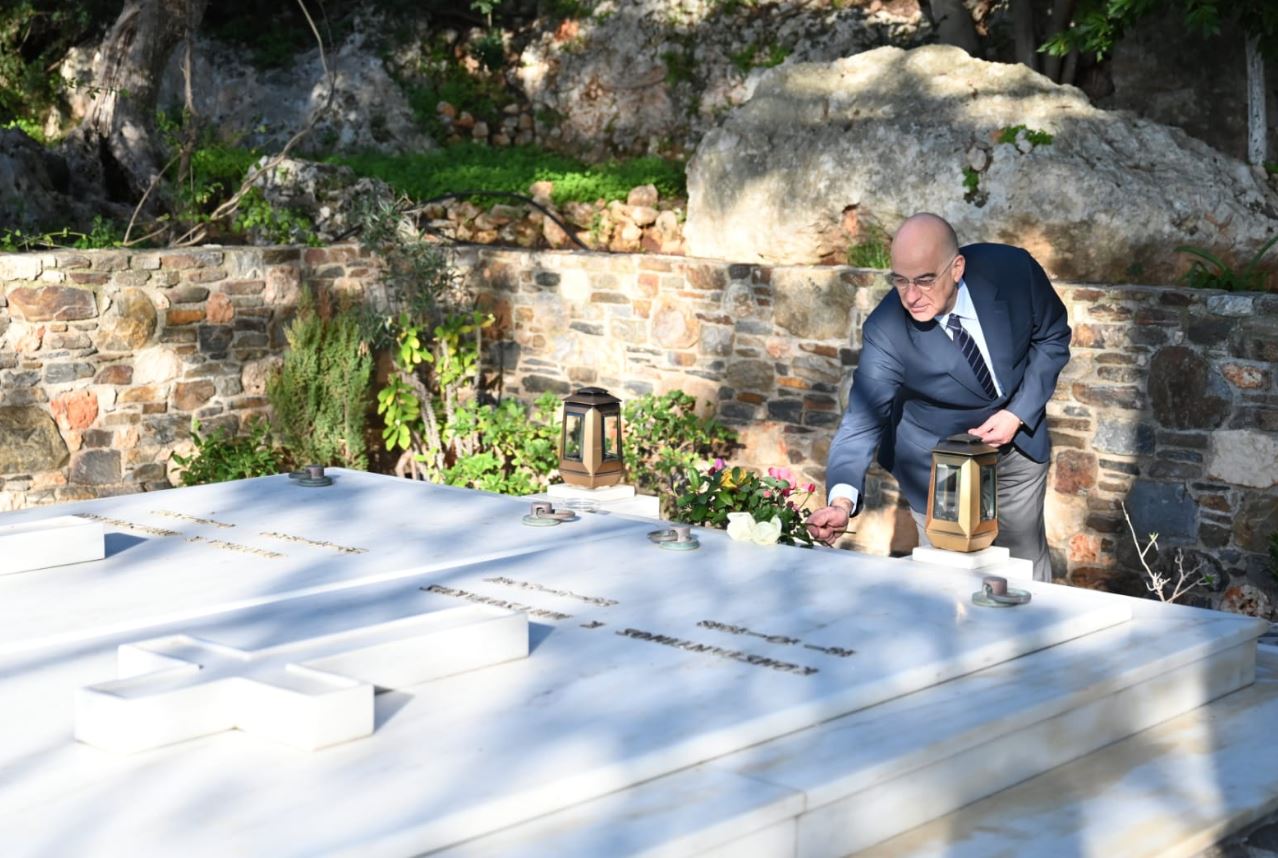 Χανιά: Λουλούδια στον τάφο του Κωνσταντίνου Μητσοτάκη άφησε ο Νίκος Δένδιας