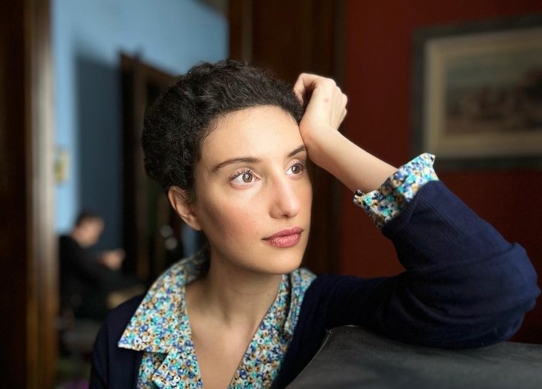 Δένια Μιμερίνη: Η Ρηνιώ του «Έρωτα φυγά» ετοιμάζεται να πρωταγωνιστήσει στην πρώτη της κωμωδία