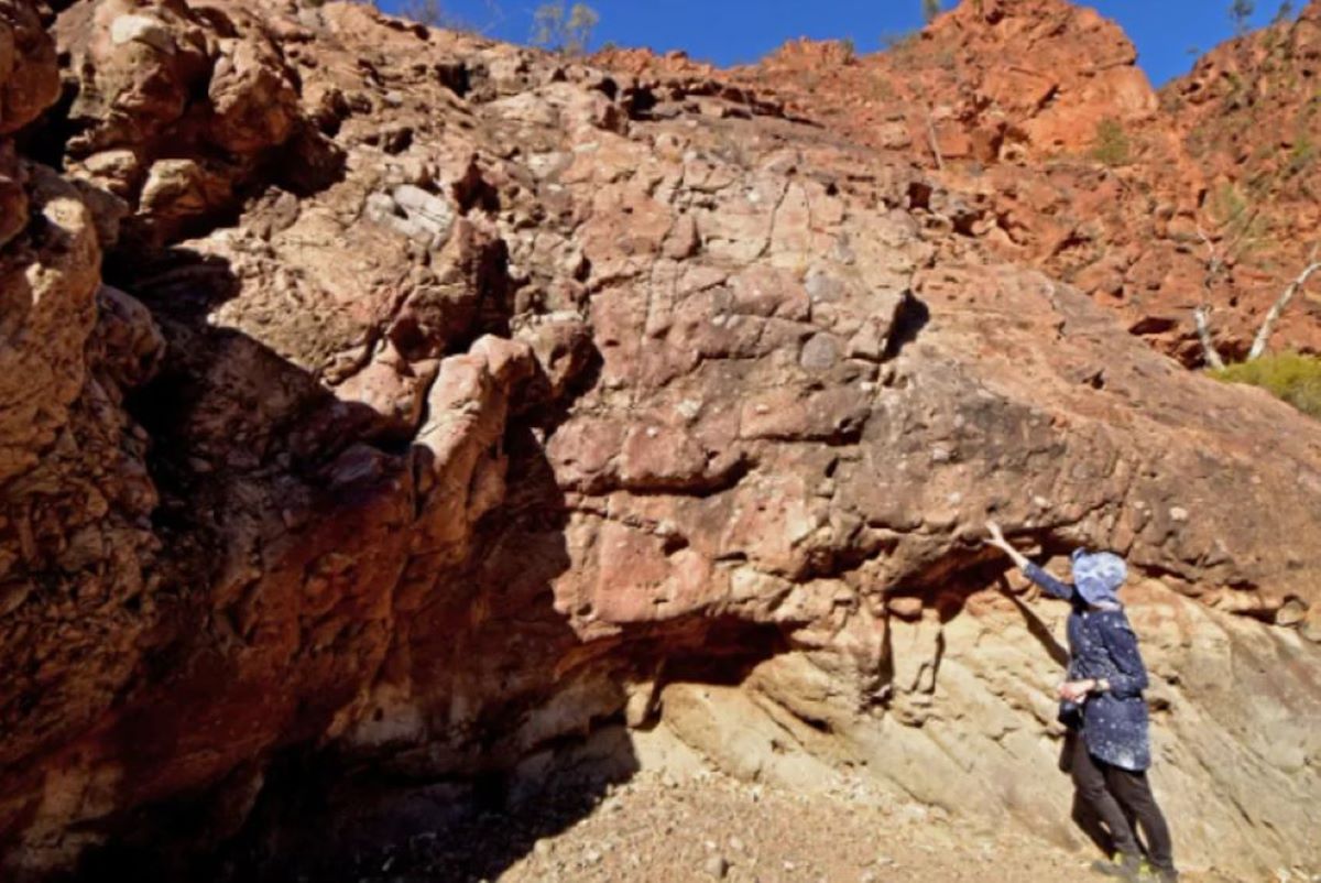Αποδείξεις του Στουρτιανού Παγετώνα βρίσκονται σε πετρώματα σε όλο τον κόσμο. Εδώ, η Δρ Adriana Dutkiewicz μελετά δείγματα στην οροσειρά Flinders Range, όχι μακριά από την αρχική τοποθεσία ανακάλυψης.