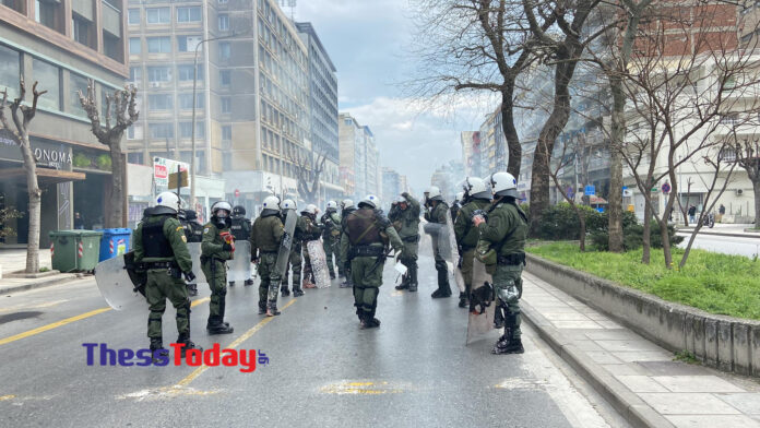 Θεσσαλονίκη: Επεισόδια στην πορεία για τα Τέμπη – Μολότοφ και χημικά