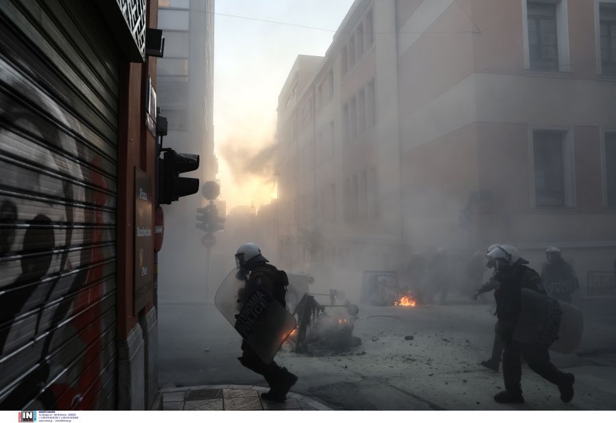 Επεισόδια στο κέντρο της Αθήνας – Κουκουλοφόροι πέταξαν μολότοφ σε αστυνομικούς – ΒΙΝΤΕΟ
