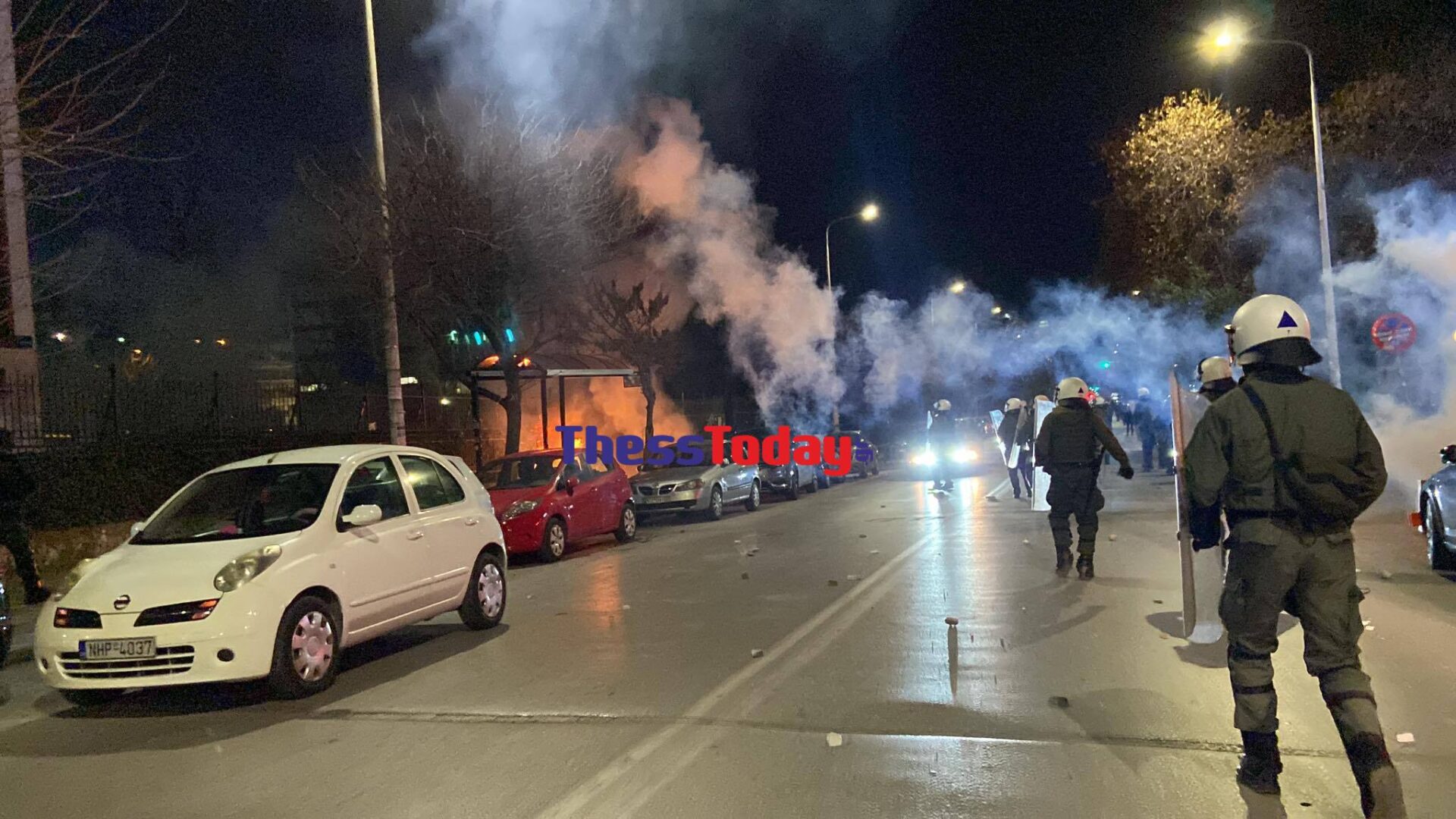 Θεσσαλονίκη: Επεισόδια έξω από το ΑΠΘ μεταξύ κουκουλοφόρων και ΜΑΤ – ΒΙΝΤΕΟ