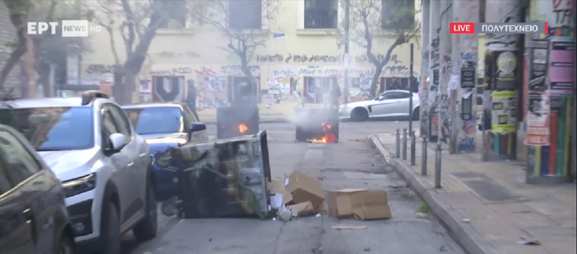 Επεισόδια στα Εξάρχεια – Ζημιές σε αυτοκίνητα, φωτιές σε κάδους και προσαγωγές